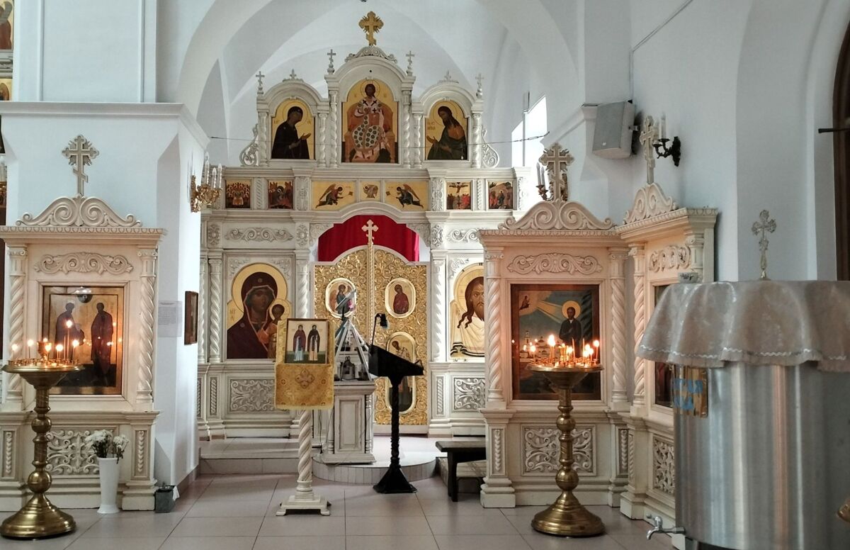 Кафедральный собор Петра и Павла, Салехард (Салехард, город, Ямало-Ненецкий автономный округ). интерьер и убранство, Правый - Васильевский придел