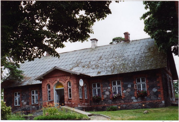 Церковь Арсения Великого, Айнажи (Лимбажский край, Латвия). дополнительная информация, Айнажи.Школьно-причтовый дом.
Фото А.Вишнёва