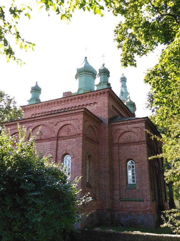 Церковь Покрова Пресвятой Богородицы, Салацгрива (Лимбажский край, Латвия). архитектурные детали, Вид на купола храма со стороны алтаря