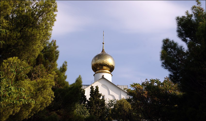 Церковь Николая  Чудотворца и Александры Римской, Ялта (Ялта, город, Республика Крым). архитектурные детали, Вид с Юга при подходе к церкви с ул.Дражинского
