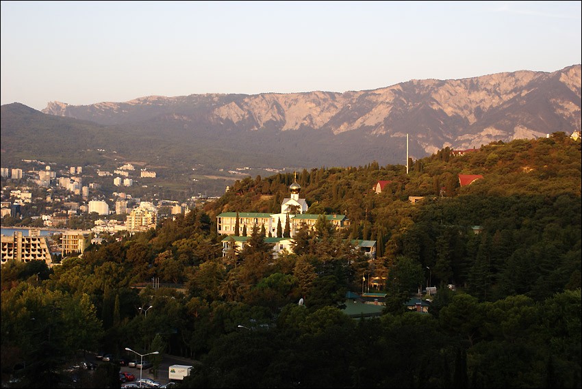 Церковь Николая  Чудотворца и Александры Римской, Ялта (Ялта, город, Республика Крым). дополнительная информация, Церковь на рассвете с видом на горы Рока и Ай-Петри