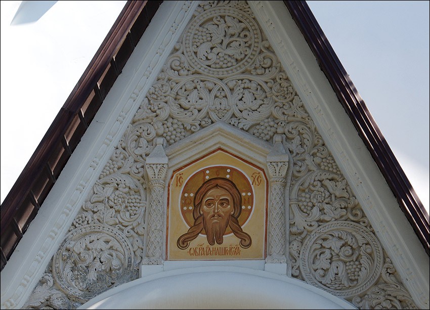 Церковь Николая  Чудотворца и Александры Римской, Ялта (Ялта, город, Республика Крым). дополнительная информация, Лепнина над Западным порталом
