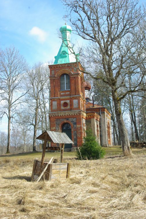 Церковь Николая Чудотворца, Ароди (Цесисский край, Латвия). общий вид в ландшафте, Колодец у церкви.