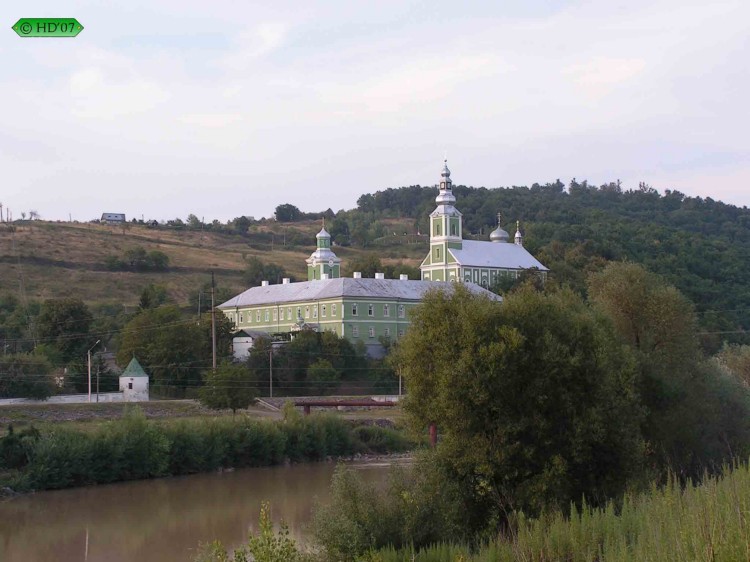 Мукачево. Николаевский Мукачевский монастырь. общий вид в ландшафте
