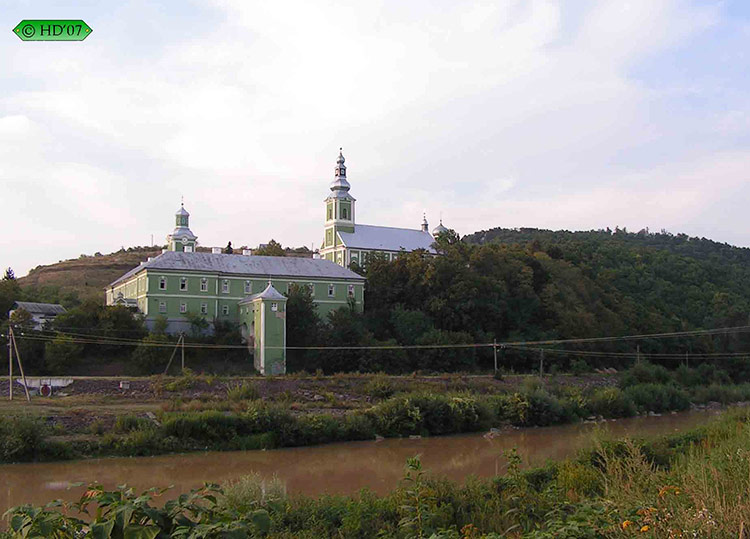 Мукачево. Николаевский Мукачевский монастырь. общий вид в ландшафте