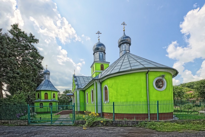 Карпаты. Церковь Петра и Павла. фасады