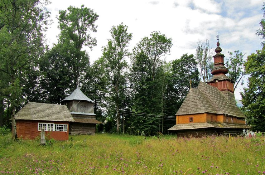 Пилипец. Церковь Рождества Пресвятой Богородицы. фасады, вид с северо-востока, слева звонница 1758 года