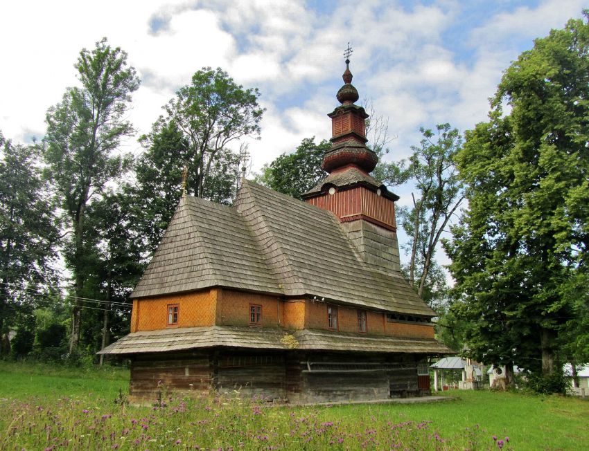 Церковь Рождества Пресвятой Богородицы, Пилипец (Межгорский район, Украина, Закарпатская область). фасады, вид с северо-востока