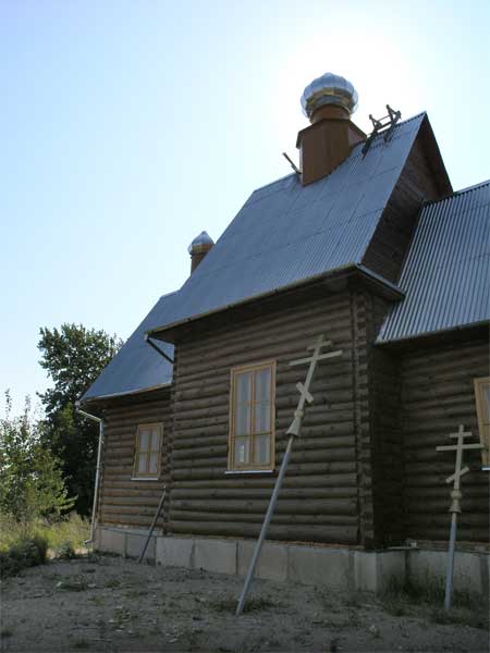 Церковь Успения Пресвятой Богородицы, Окни (Новосокольнический район, Псковская область). архитектурные детали, храм построен на фундаменте более раннего. В настоящее время полностью достроен.