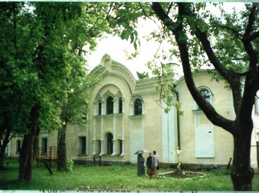 Сретенский монастырь, Кашин (Кашинский городской округ, Тверская область). фасады, Кашин Сретинский монастырь могила иг. Антонии и схм Дорофеи Ладыгоной