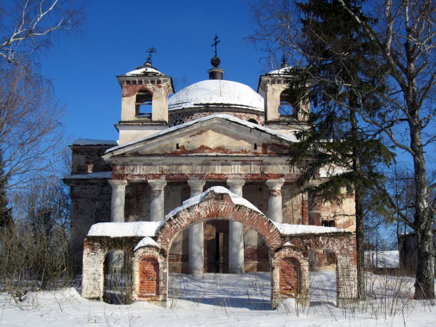 Церковь Петра и Павла, Переслегино (Торжокский район и г. Торжок, Тверская область). фасады, Вид на храм и врата церковной ограды с запада
