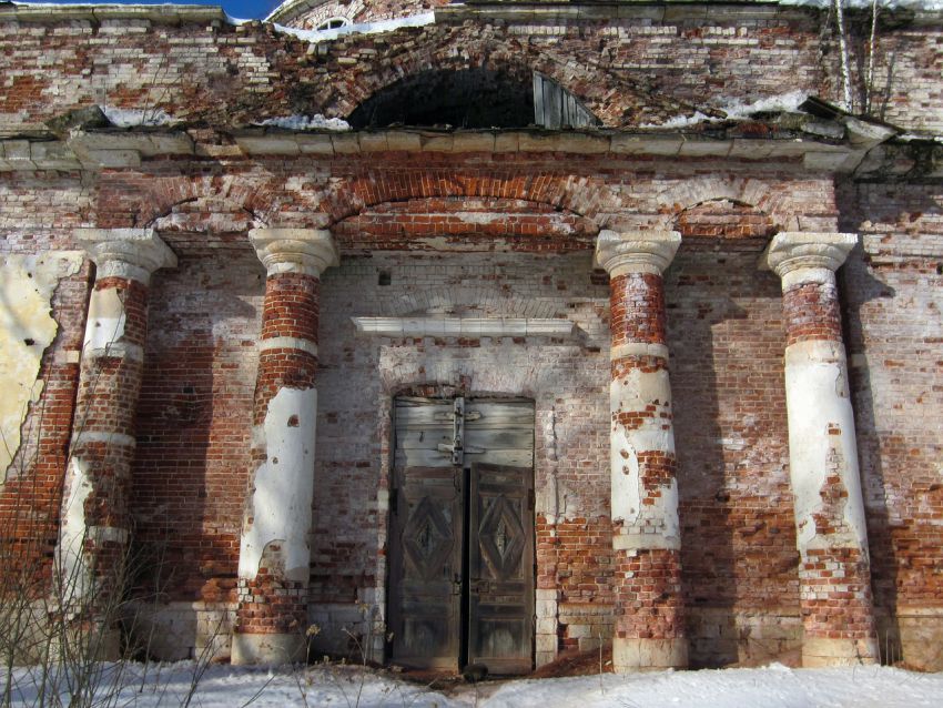 Церковь Петра и Павла, Переслегино (Торжокский район и г. Торжок, Тверская область). архитектурные детали, Портик южного фасада