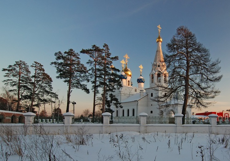 Дедовск. Церковь Георгия Победоносца. общий вид в ландшафте