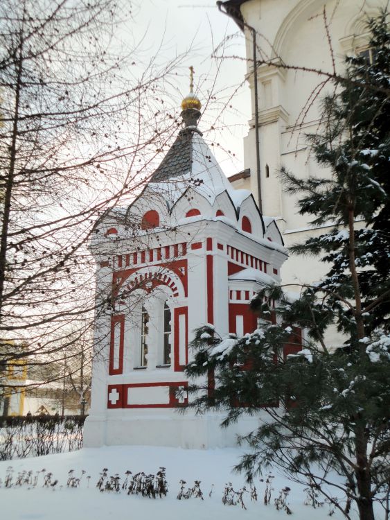 Таганский. Новоспасский монастырь. Часовня в память 300-летия Дома Романовых. общий вид в ландшафте