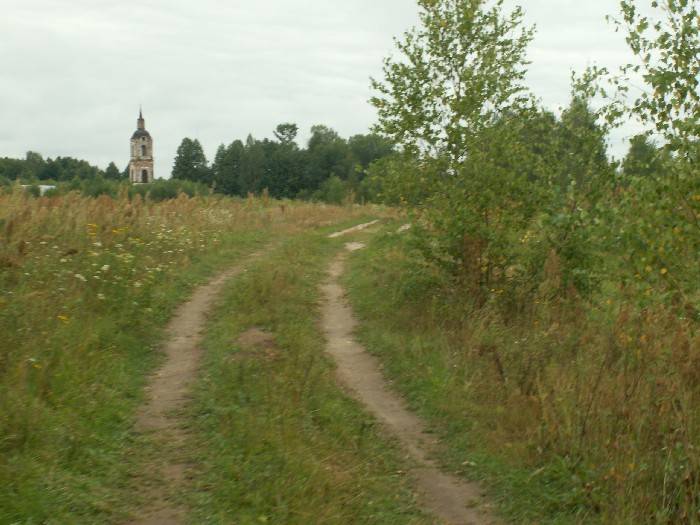 Всехсвятский погост. Церковь Всех Святых. общий вид в ландшафте, Дорога к храму.