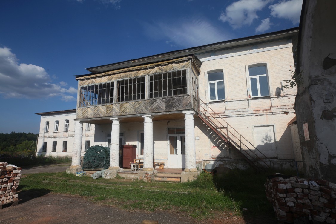 Борковская Троице-Николаевская пустынь, Борок (Южский район, Ивановская область). архитектурные детали, Настоятельский корпус