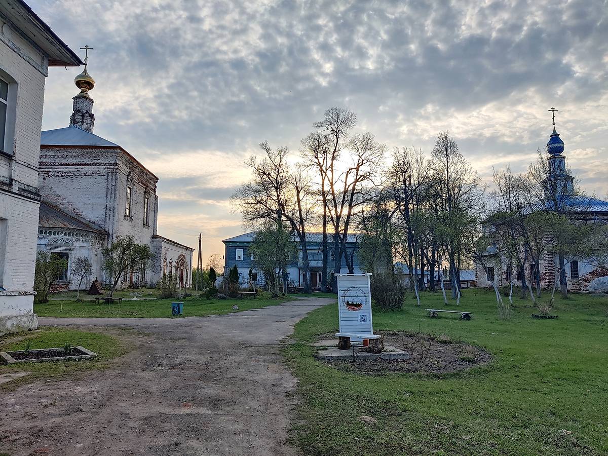 Общий вид монастырского ансамбля от центральных (восточных) ворот. Слева Троицкий Собор. Справа храм в честь Казанской иконы Божьей Матери., фасады. Борковская Троице-Николаевская пустынь, Борок (Южский район, Ивановская область)