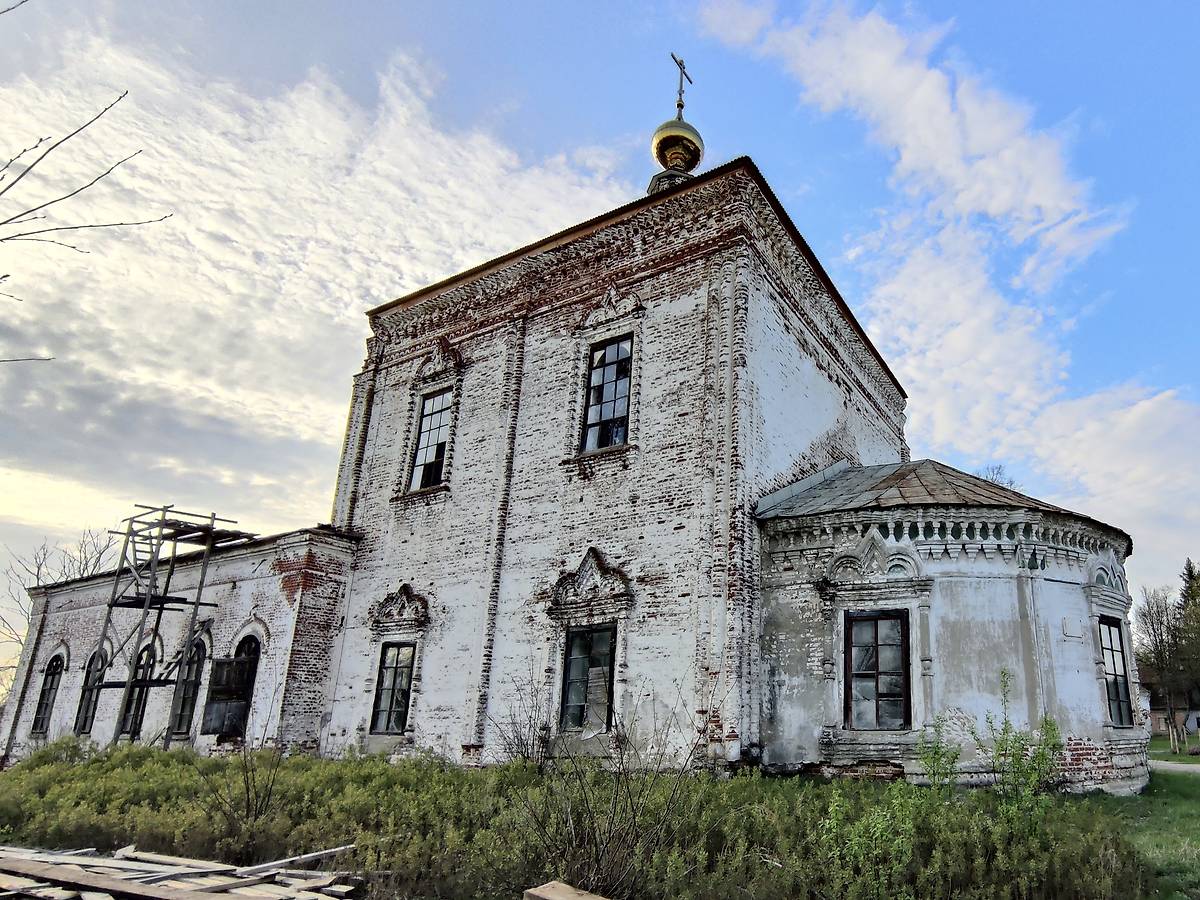 Общий вид Собора с восстановленной главкой центрального объёма. Вид с Юга., фасады. Борковская Троице-Николаевская пустынь. Собор Троицы Живоначальной, Борок (Южский район, Ивановская область)