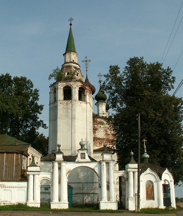 Часовня Николая Чудотворца, Холуй (Южский район, Ивановская область). общий вид в ландшафте, Первая часовня (справа у ворот)