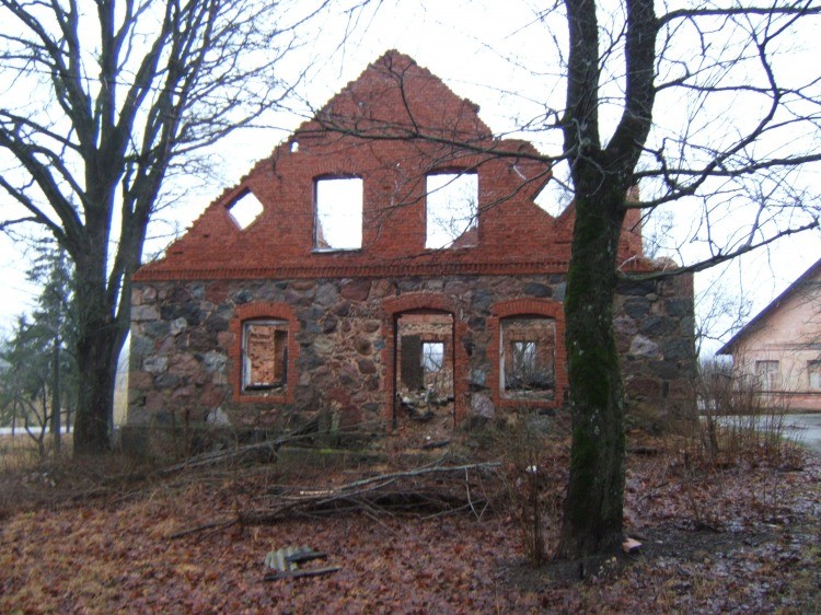 Церковь Николая Чудотворца, Беверинас (Цесисский край, Латвия). дополнительная информация, Школьно-причтовый дом