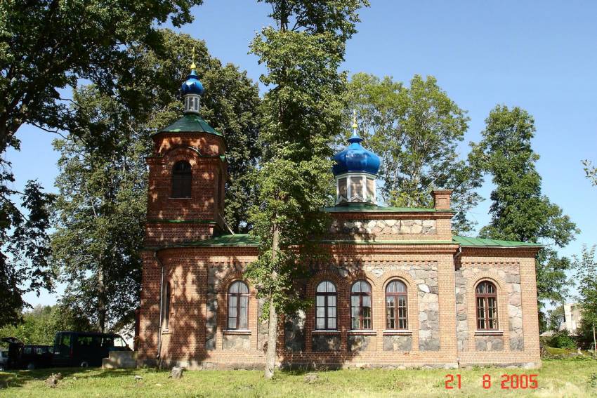 Церковь Арсения Великого, Крапе (Огрский край, Латвия). фасады, Несколько раз была в Крапе, в храме святого преподобного Арсения Великого вместе с прихожанами из Риги и семьёй батюшки Сергея Тюрина. Этот храм полюбила всем сердцем.