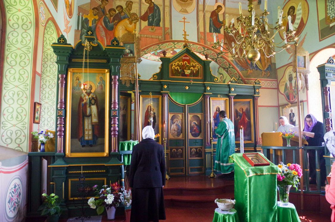 Церковь Арсения Великого, Крапе (Огрский край, Латвия). интерьер и убранство, Внутренний вид храма.Иконостас.