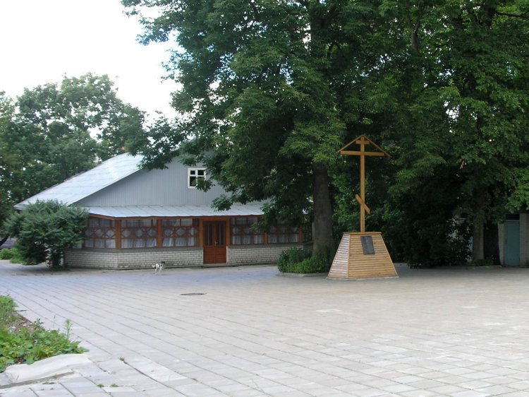 Петропавловский женский монастырь, Брянск (Брянск, город, Брянская область). дополнительная информация, Сестринский корпус и памятный Крест расположенные на территории монастыря.