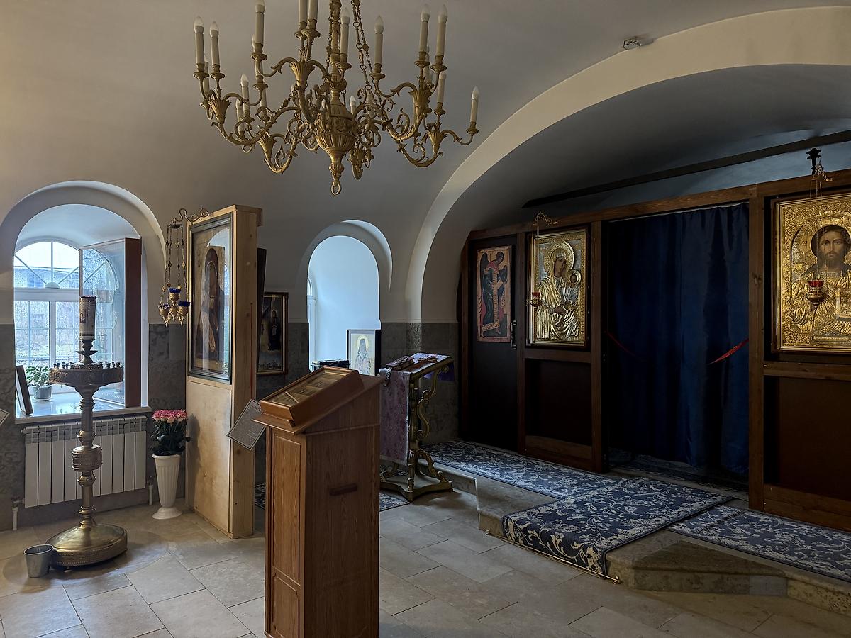 Северный придел нижнего храма, интерьер и убранство. Антониево-Дымский монастырь. Собор Казанской иконы Божией Матери, Красный Броневик (Бокситогорский район, Ленинградская область)