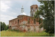 Церковь Владимирской иконы Божией Матери, На переднем плане - бывший церковный дом<br>, Крапивново, Тейковский район, Ивановская область