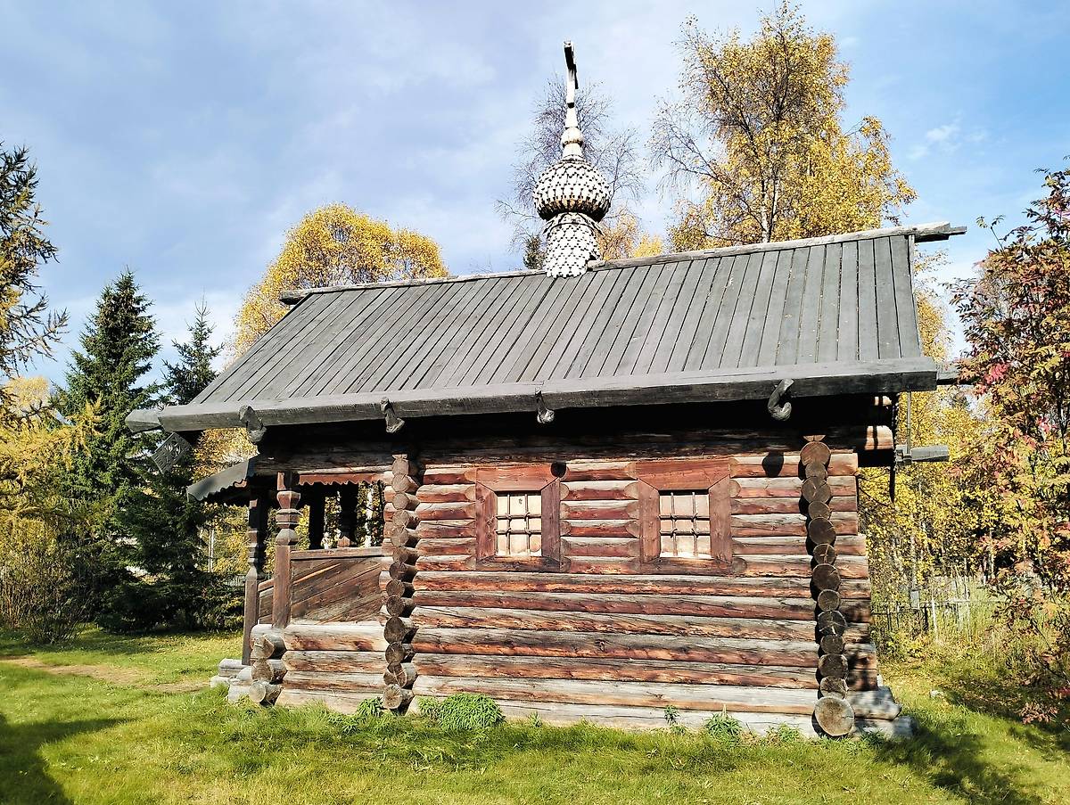 Вид часовни после реставрации в августе 2021 г., фасады. Часовня Владимира равноапостольного, Салехард (Салехард, город, Ямало-Ненецкий автономный округ)