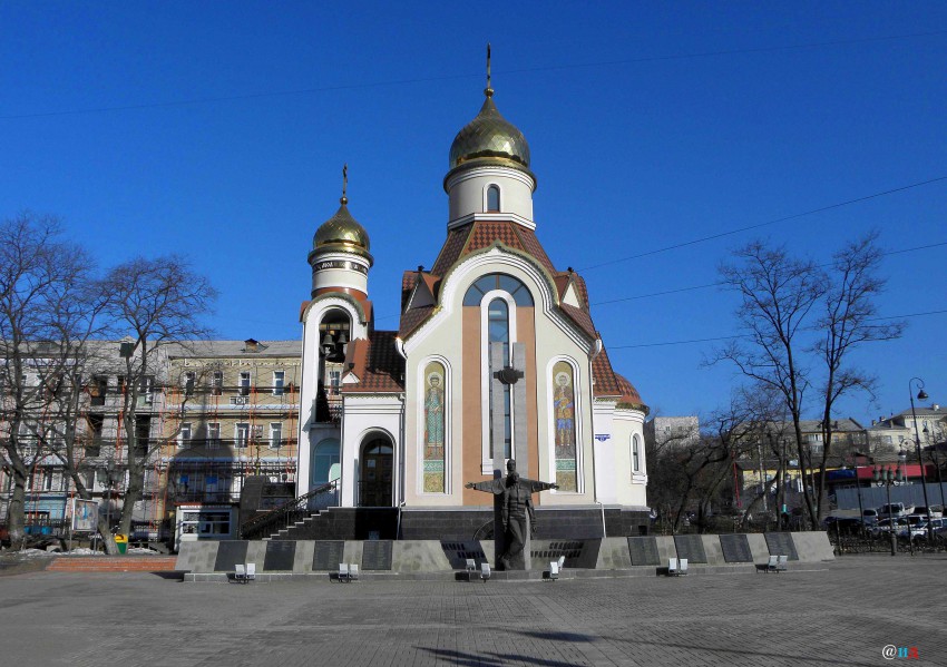 Церковь Игоря Черниговского, Владивосток (Владивосток, город, Приморский край). фасады, Храм во имя Святого князя Игоря Черниговского и Дмитрия Солонского является частью мемориального комплекса, посвященного сотрудникам полиции, погибшим при исполнении служебного долга 