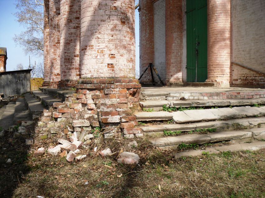 Церковь Троицы Живоначальной, Дуброво (Еловский район, Пермский край). архитектурные детали, ступени храма