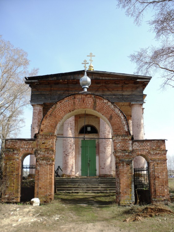 Церковь Троицы Живоначальной, Дуброво (Еловский район, Пермский край). дополнительная информация, арка входных ворот