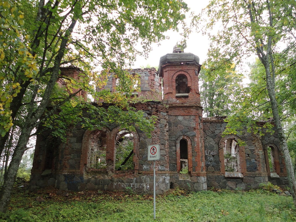 Берзауне. Церковь Троицы Живоначальной. общий вид в ландшафте