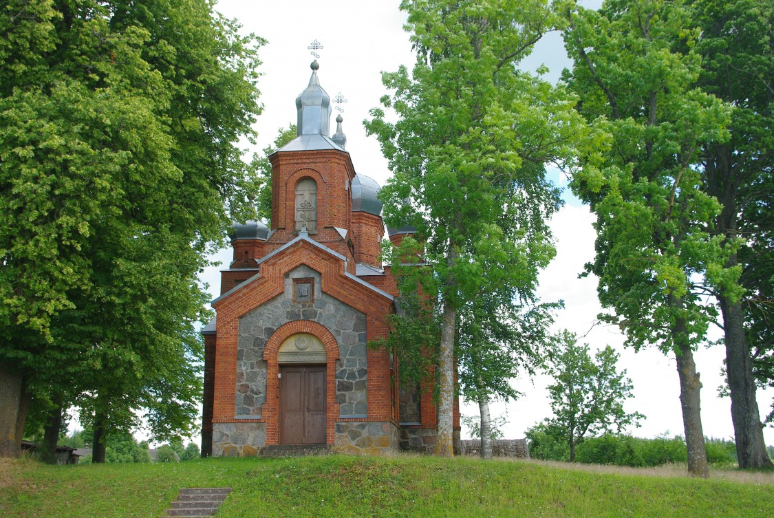 Церковь Илии Пророка, Бучауска (Мадонский край, Латвия). общий вид в ландшафте