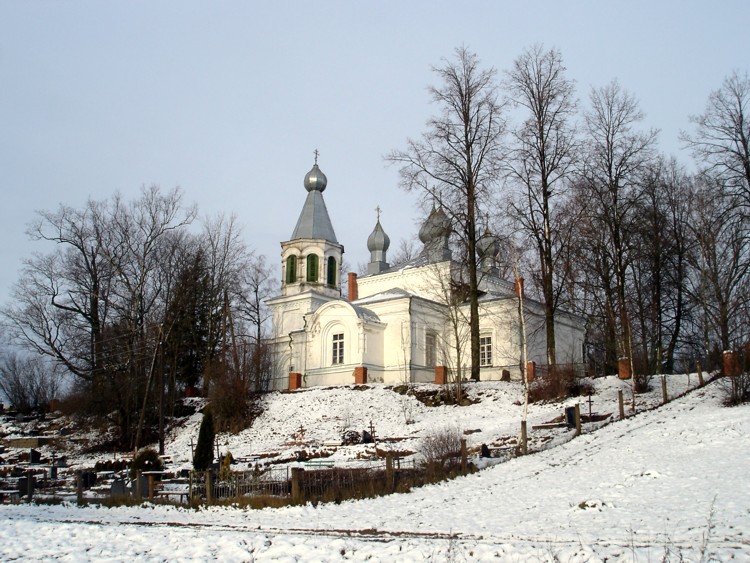 Церковь Покрова Пресвятой Богородицы, Виляка (Балвский край, Латвия). общий вид в ландшафте, Церковь находится на возвышенности, с трёх сторон расположено кладбище.