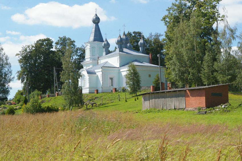 Церковь Покрова Пресвятой Богородицы, Виляка (Балвский край, Латвия). общий вид в ландшафте