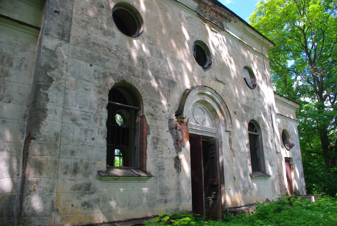 Церковь Рождества Пресвятой Богородицы, Карздаба (Мадонский край, Латвия). архитектурные детали, Стена храма.