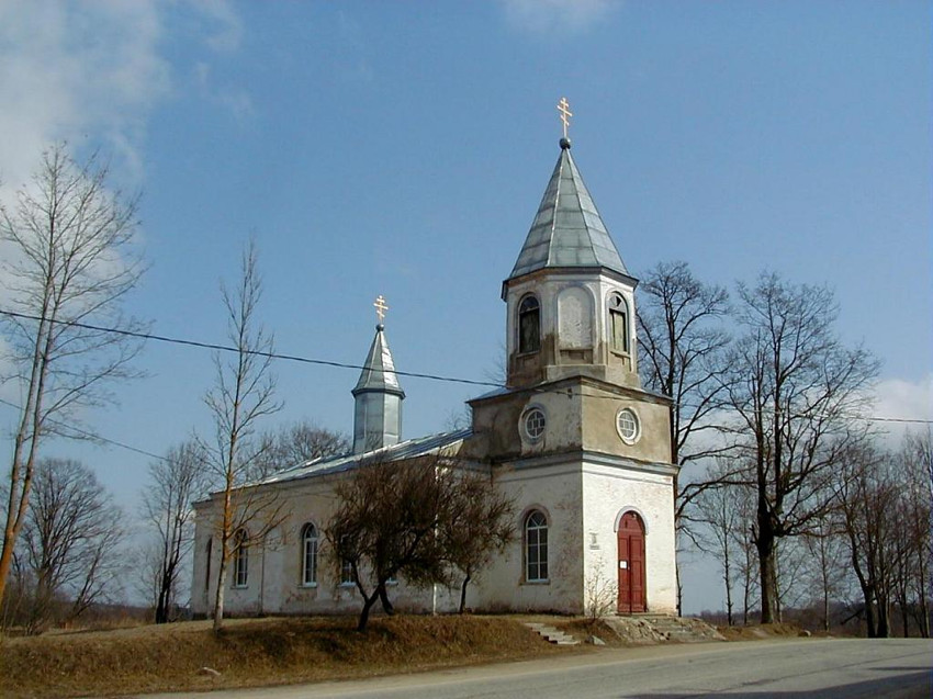 Лаздона. Церковь Троицы Живоначальной. общий вид в ландшафте