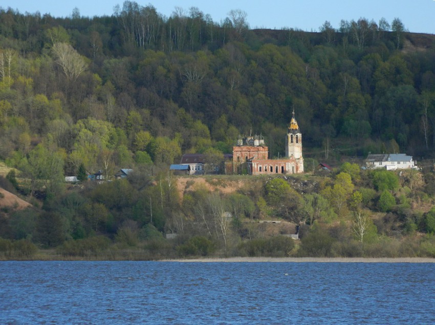 Церковь Николая Чудотворца, Исады (Лысковский район, Нижегородская область). общий вид в ландшафте, Вид с Волги