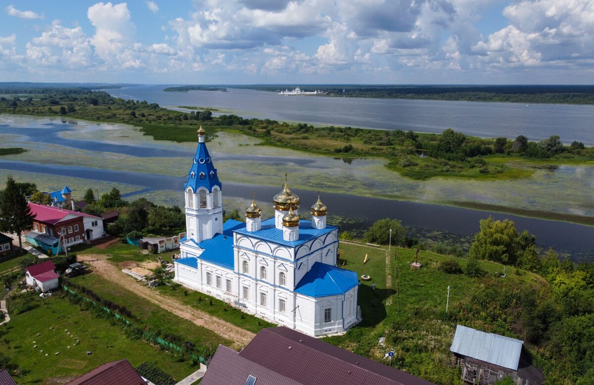 Церковь Николая Чудотворца, Исады (Лысковский район, Нижегородская область). общий вид в ландшафте