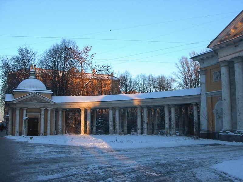 Ансамбль Казачьего Крестовоздвиженского собора, Центральный район (Санкт-Петербург, г. Санкт-Петербург). фасады, Часовня собора и фрагмент колоннады колокольни