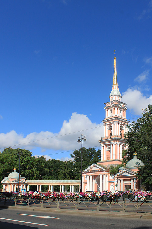 Центральный район. Церковь Кирилла и Мефодия. фасады