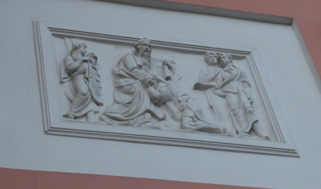 Центральный район. Церковь Кирилла и Мефодия. архитектурные детали, Барельеф на западном фасаде храма.