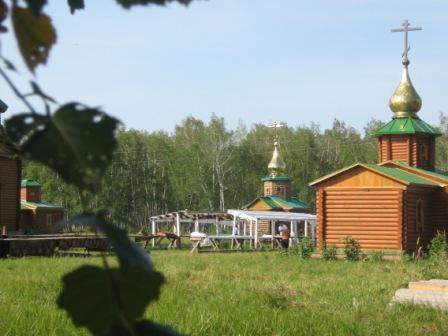 Серафимовский монастырь, Татьяновский (Марьяновский район, Омская область). общий вид в ландшафте, Свято-Серафимовский монастырь: храм Святого Серафима Саровского и летняя трапезная