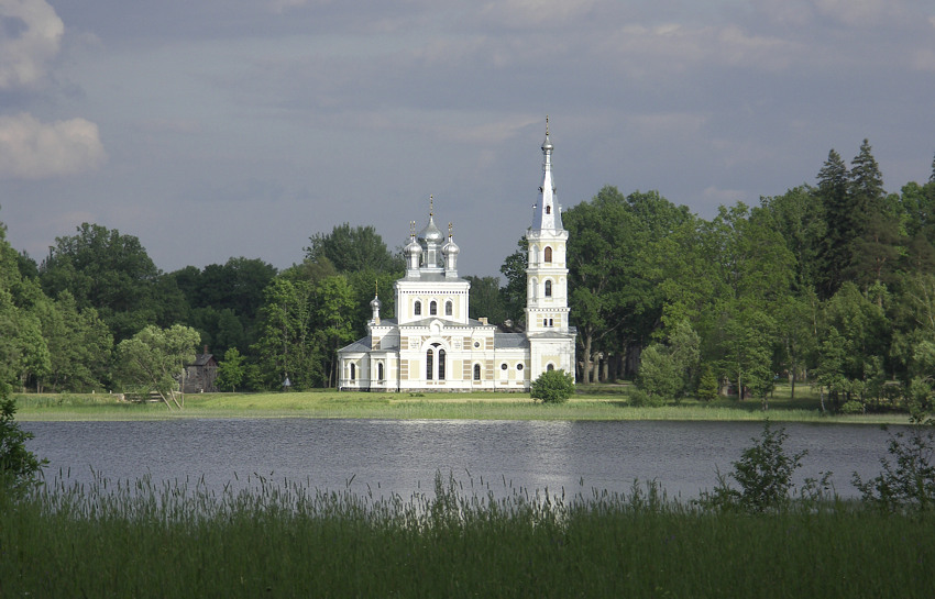 Вецстамериена. Церковь Александра Невского. общий вид в ландшафте