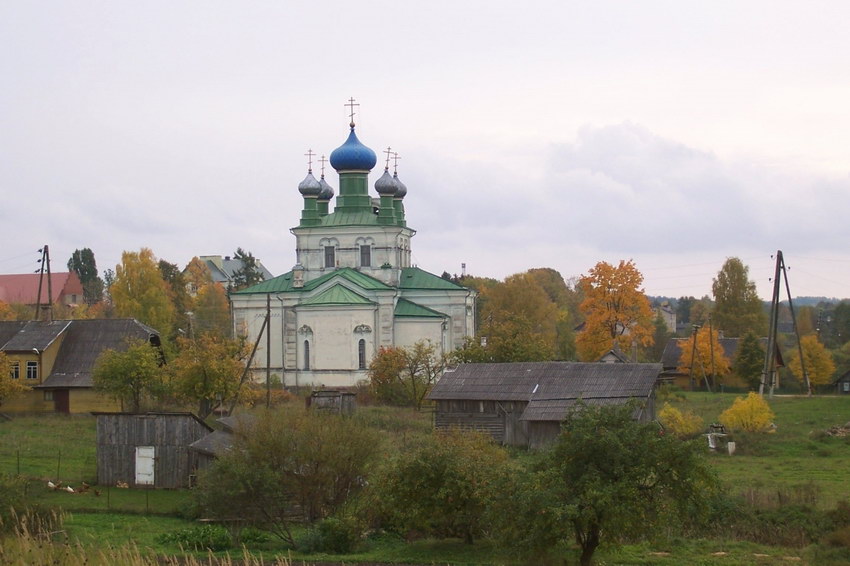 Вецслабада. Церковь Воскресения Христова. общий вид в ландшафте