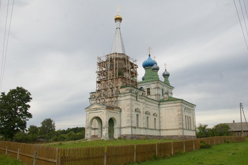 Вецслабада. Церковь Воскресения Христова. общий вид в ландшафте