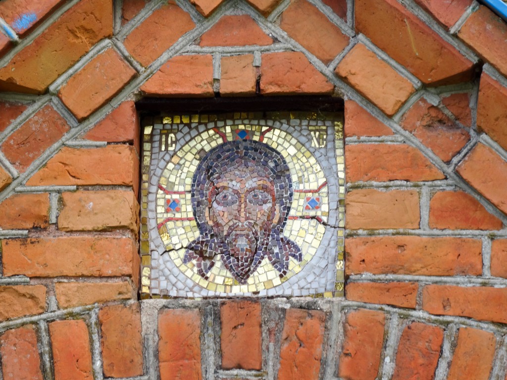 Церковь Троицы Живоначальной, Голышево (Лудзенский край, Латвия). архитектурные детали, Икона на воротах в храм.