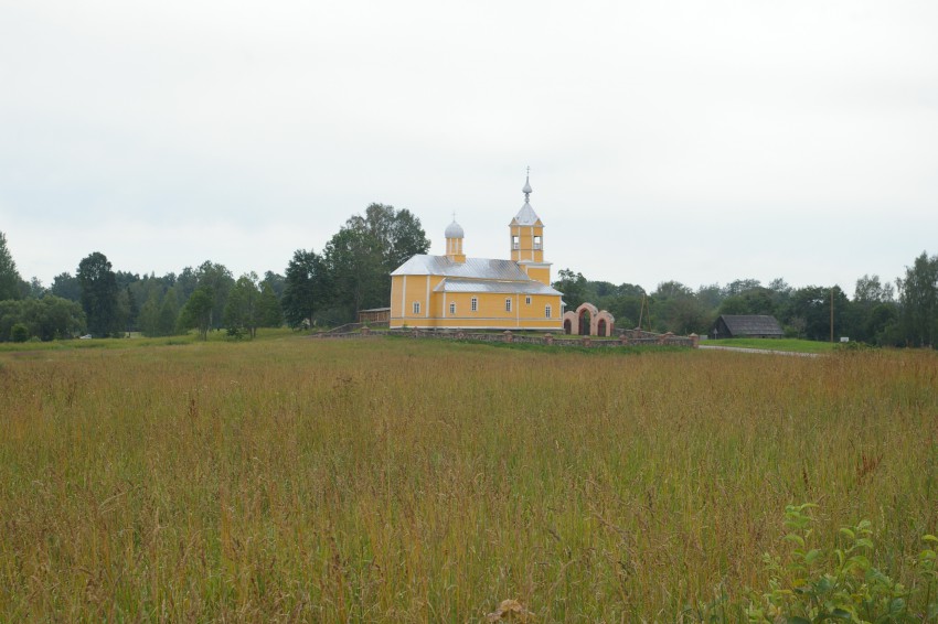 Лаудери. Церковь Николая Чудотворца. общий вид в ландшафте